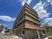 青空と建物の外観