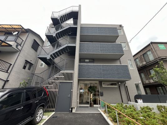階段付きの建物外観