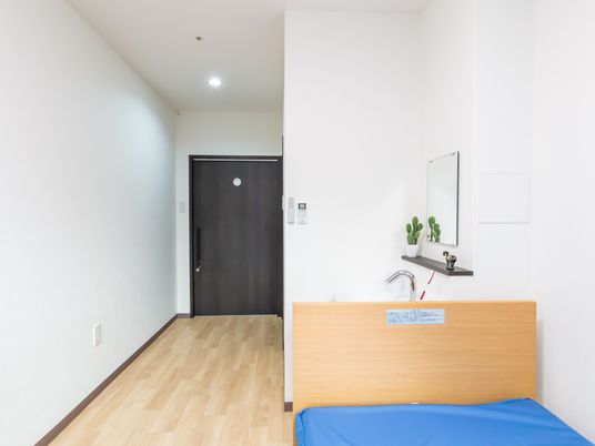 明るい個室の寝室