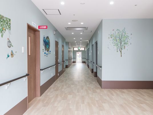 絵が描かれた廊下