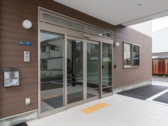 ガラス扉のエントランス