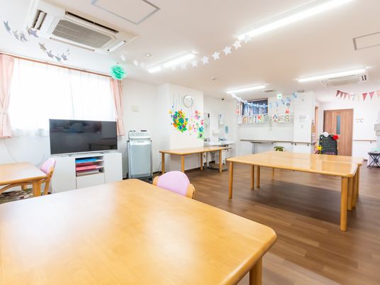 飾りがある明るい部屋