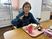 食事を楽しむ女性の居室