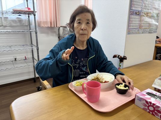 食事を楽しむ女性の居室