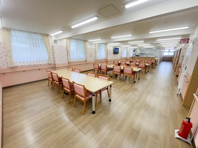 明るく広い食堂 食堂 広々とした明るい空間で、快適に食事を楽しめます。自然光が差し込み、温かみのある雰囲気です。