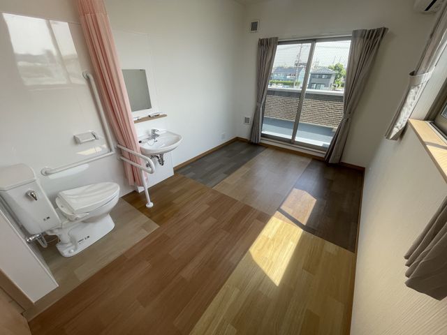 明るい日差しが入る居室 居室 自然光がたっぷりと差し込む快適な居室です。窓からは外の景色が楽しめる設計になっています。