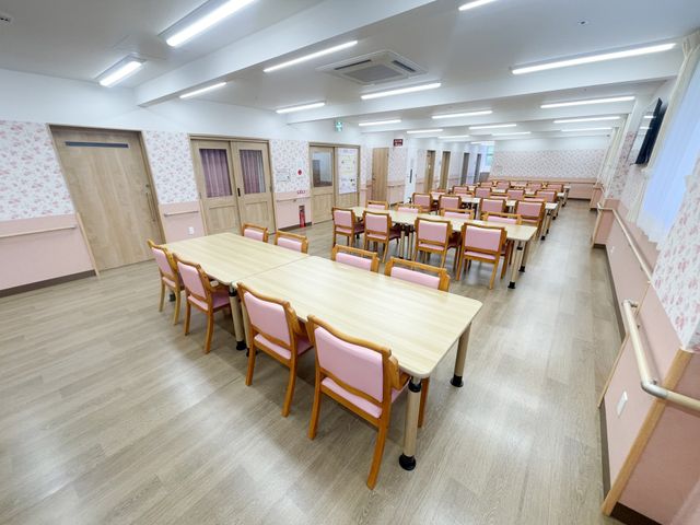 広々とした食堂 食堂 自然光が差し込む広々とした食堂です。木製のテーブルと椅子が整然と配置されています。
