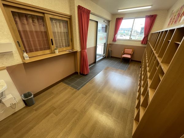 シューズラックのあるホール
