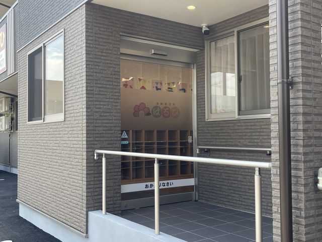 入口の看板と靴箱 エントランス 幅広い出入口は、車いす利用者にも安心の設計です。日常生活に配慮されたエントランスです。