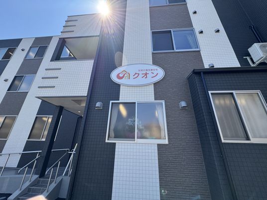 階段のある建物外観