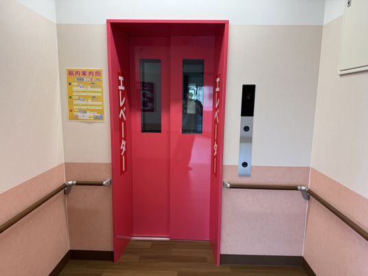 赤いエレベーターの扉