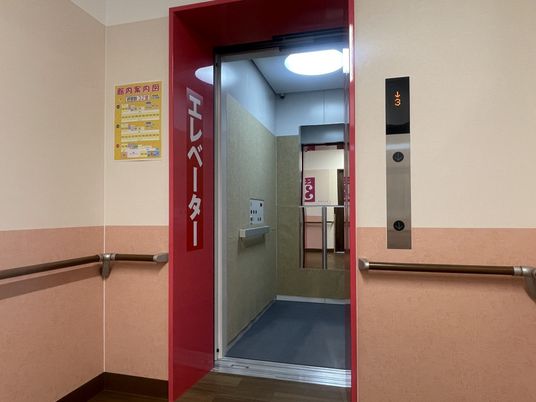 手すり付きのエレベーター