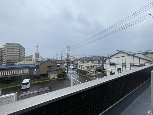 住宅街を望むバルコニー