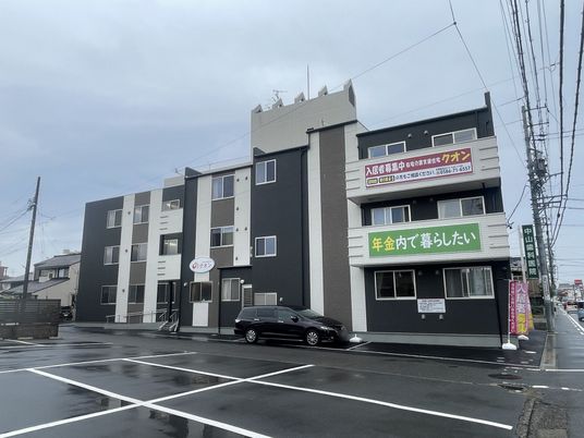 駐車場付きの建物外観