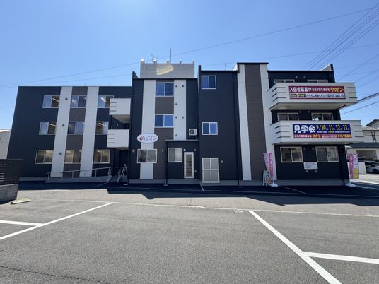 シンプルな建物外観
