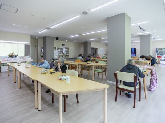 談話や食事ができる広い空間