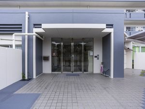 明るい玄関の外観