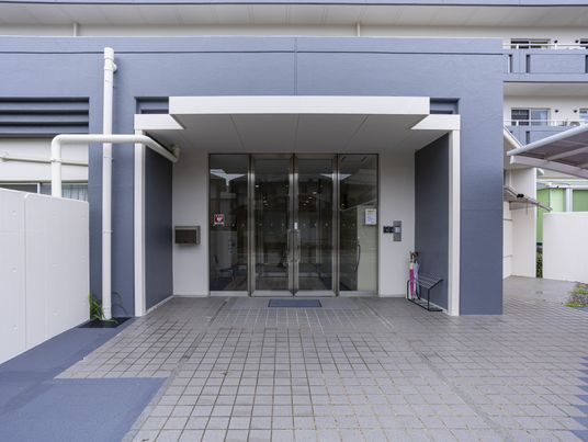 明るい玄関の外観