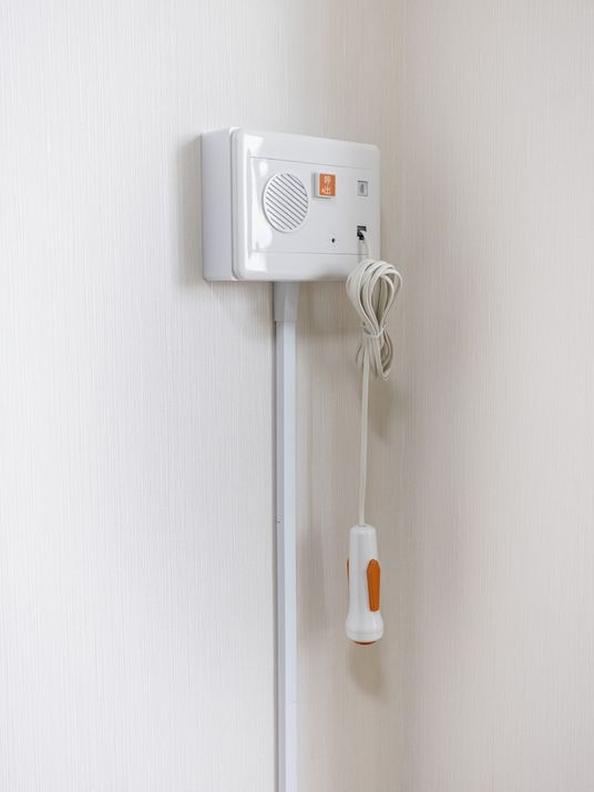 緊急呼び出し装置の壁面