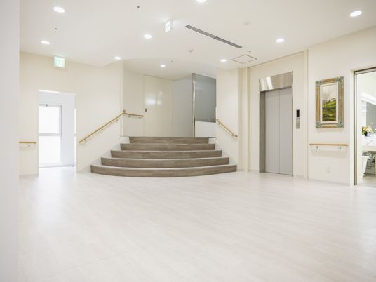 階段とエレベーターの廊下