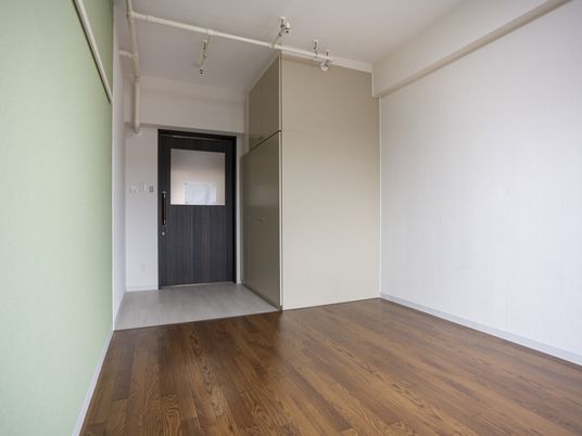 木目調のフローリングが特徴の居室