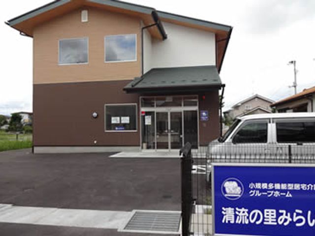 エントランスの外観 外観 清潔感のある建物のエントランスです。快適な就業環境が期待できそうです。