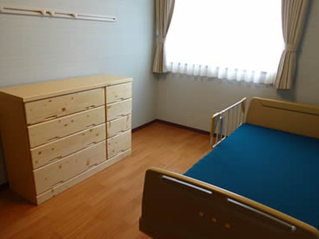 静かな居室 居室   自然光が入る明るい空間で、快適に過ごせます。シンプルなデザインが落ち着きをもたらします。