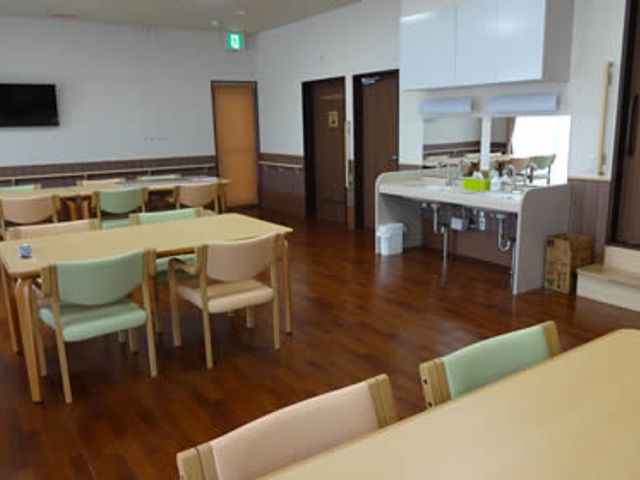 広々としたリビング リビング 明るい木目調の広々とした空間です。共有スペースとして、皆様がリラックスできる場になっています。
