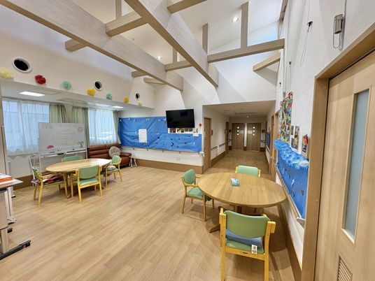 明るい共有スペース内観