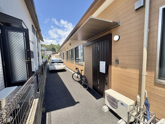 明るい施設の外観