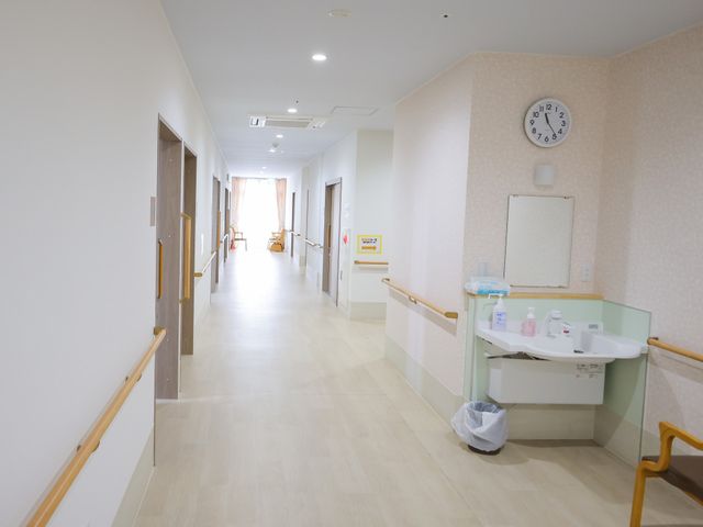 清潔で明るい廊下 廊下 自然光が差し込む明るい廊下です。手すり付きで移動も安心です。