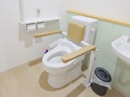 手すり付きのトイレ