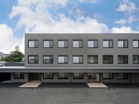 3階建て建物の外観  