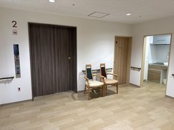 廊下の椅子とドア
