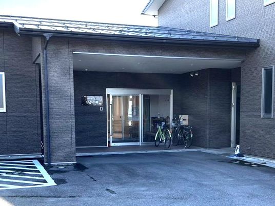 建物の正面玄関  