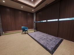 椅子が置かれた広いラウンジ