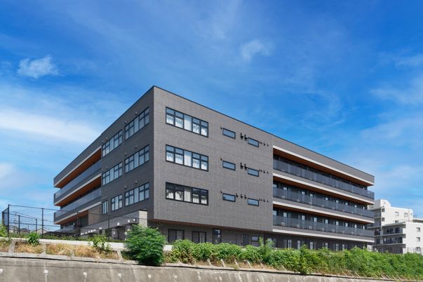 開放的な外観の建物