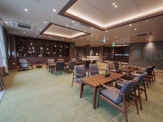 緑の床の広々とした部屋