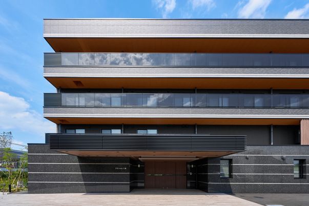 三階建ての建物の外観