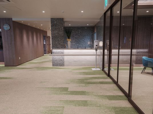広いラウンジ