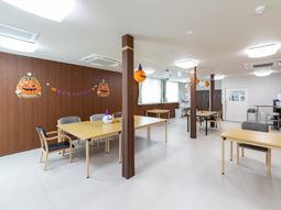 明るい食堂の様子  
