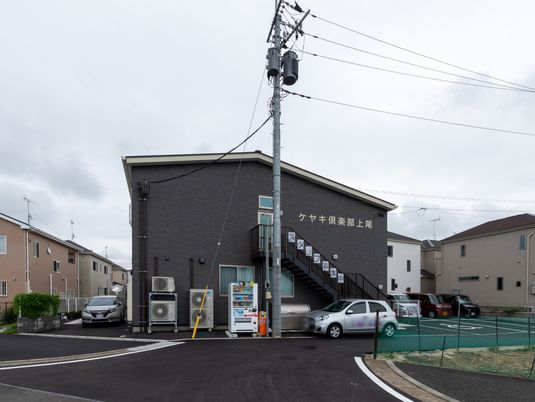 建物外観と駐車場  