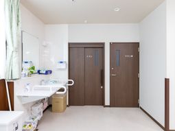 洗面台とトイレのある部屋  