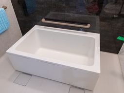 手すり付きの浴槽  