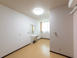 明るい洗面台のある居室