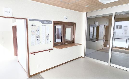 明るい受付前のロビー  