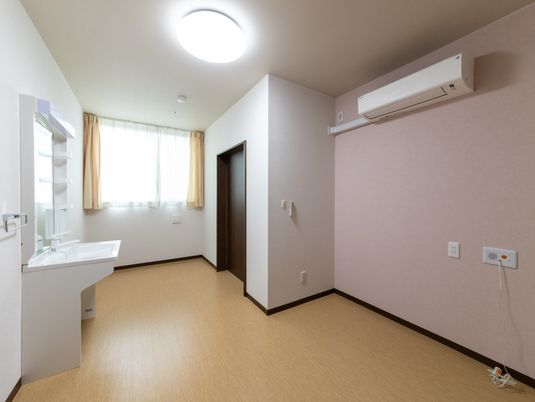 明るい居室の洗面台  