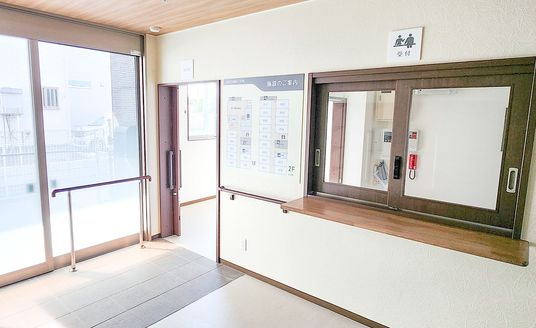 明るい受付のある入口  