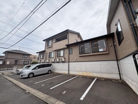 静かな住宅街の外観