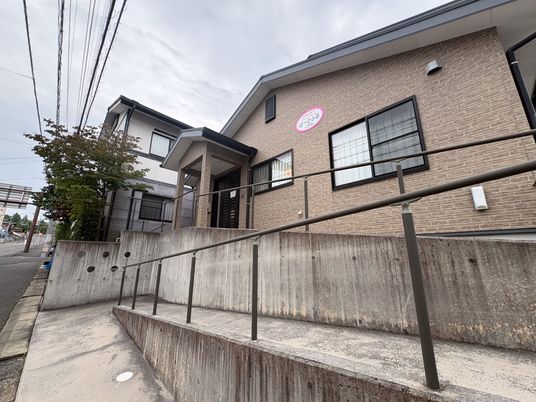 安心のスロープがある建物外観